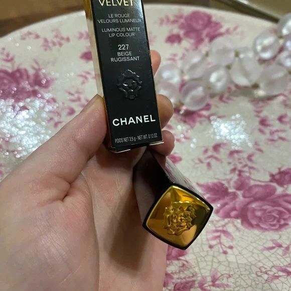 Chanel Rouge Allure Velvet Lipstick - BEIGE RUGISSANT 227 - Picture 4 of 5